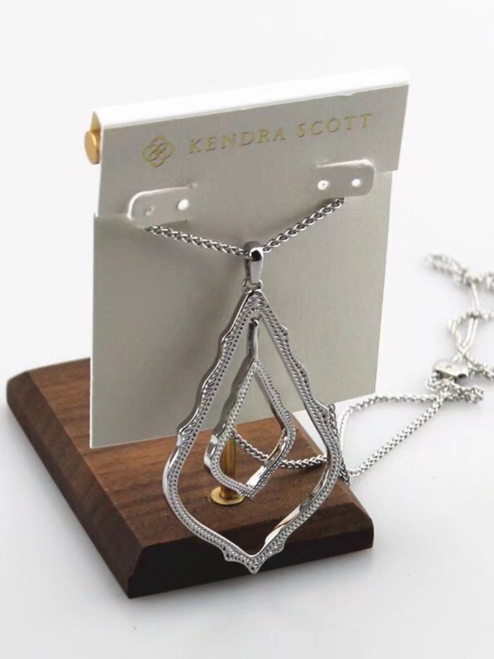 Kendra Scott necklace
